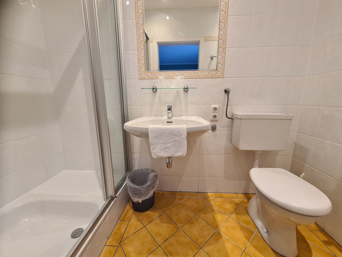Bathroom 5, Hotel Haus am See Self Check-in, Gmunden