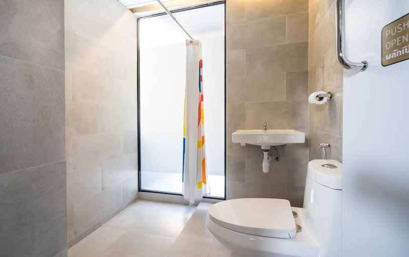 Bathroom 4, Nice Hotel Ratchada, Huai Kwang