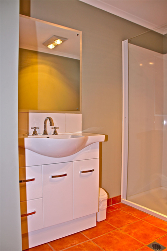 Bathroom 5, Barcaldine Country Motor Inn, Barcaldine