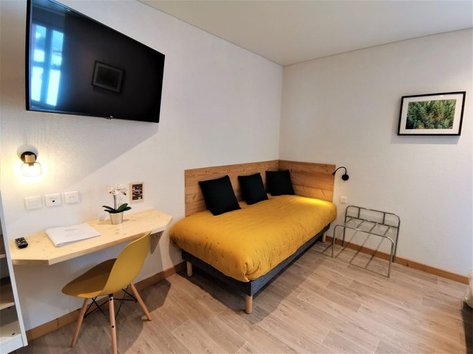 Bedroom 2, Hotel Les Montagnards, Doubs