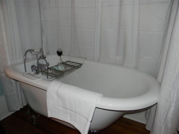 Bathroom 4, Vara Guest House, Glasscock