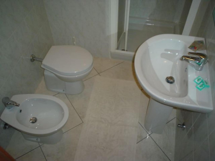 Bathroom 4, Hotel 2000, Milano