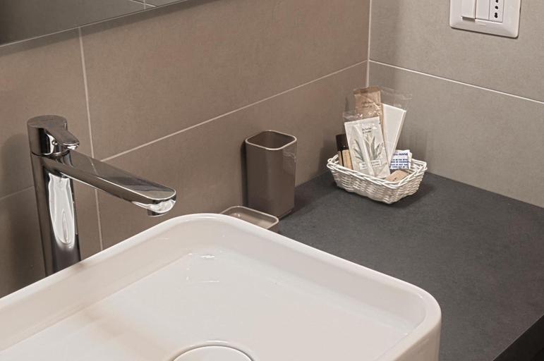 Bathroom 2, Four Rooms Guesthouse, Oristano