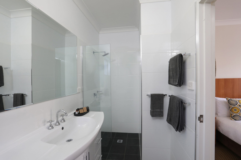 Bathroom 4, Cadman Motor Inn & Apartments, Tamworth Regional - Pt A