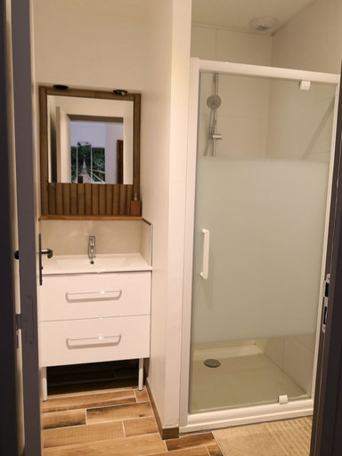 Bathroom 5, Les 7 Sources, Val-d'Oise