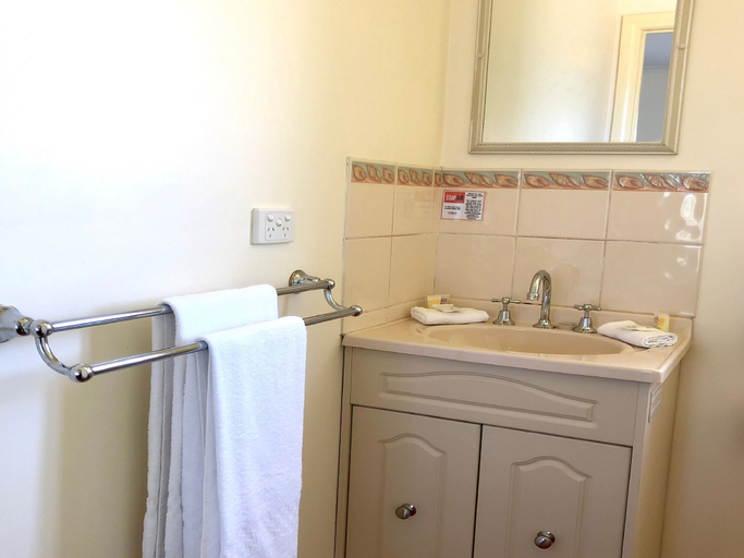 Bathroom 4, Promhills Cabins, South Gippsland - East