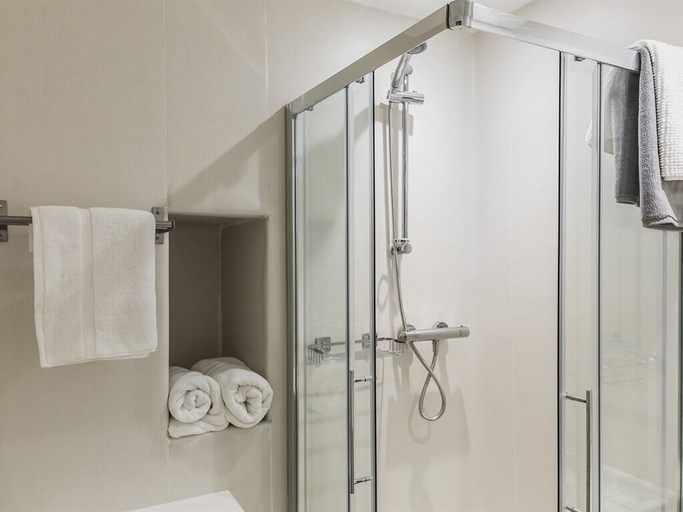 Bathroom 4, Burlington Hotel Hull City Centre, Kingston upon Hull