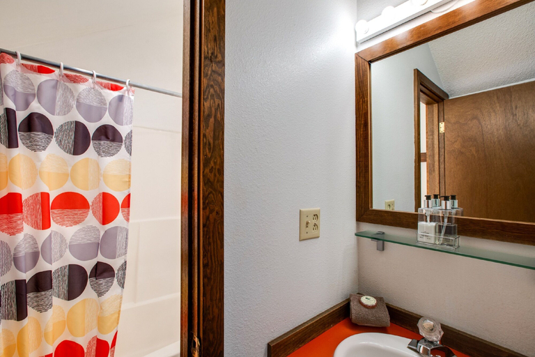 Bathroom 4, 57SW - Fireplace - WiFi - Sleeps 6, Whatcom