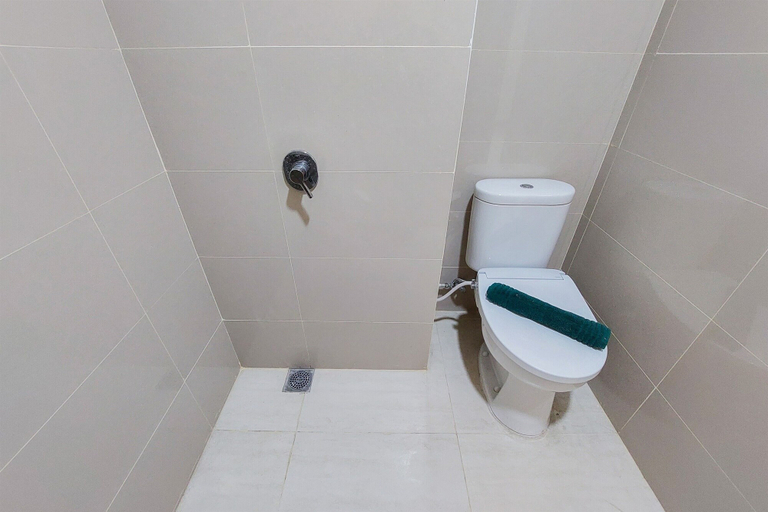 Bathroom 3, Simply Look Studio Apartment At B Residence, Tangerang Selatan