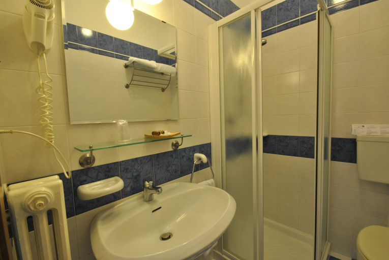 Bathroom 4, Gallo, Brescia