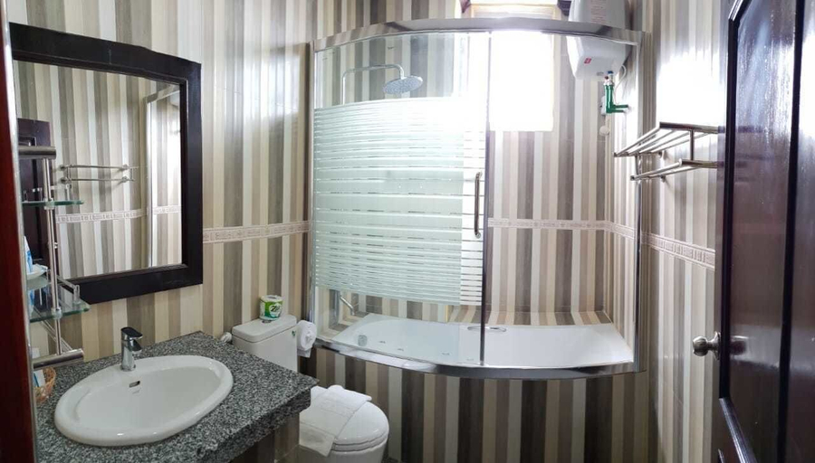 Bathroom 4, Favanhmai Hotel, Pek