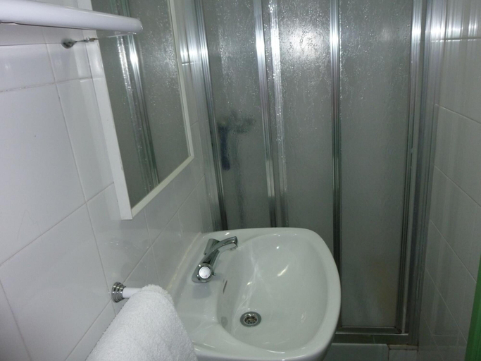Bathroom 3, Pensión Fonda Vilalta, Girona