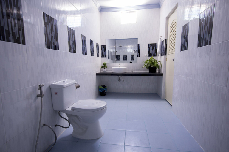 Bathroom 5, Ari Heaven