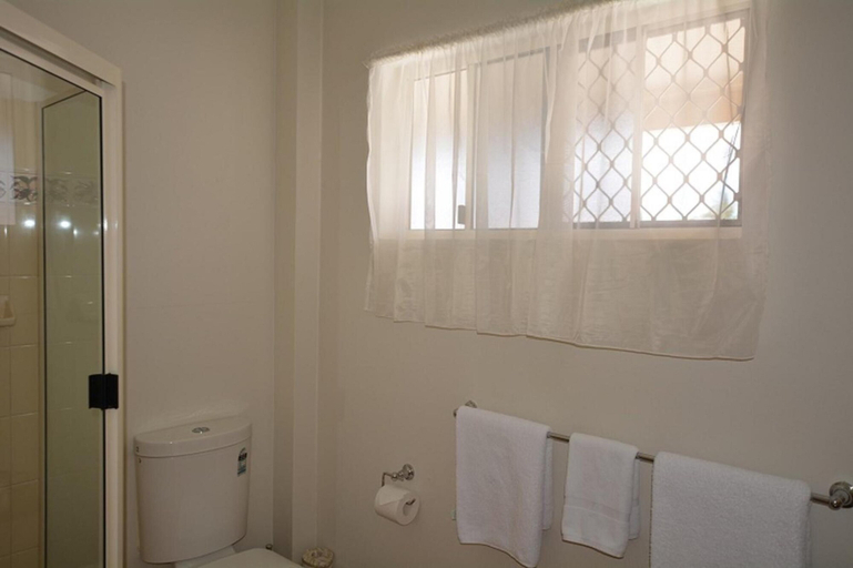 Bathroom 5, Rocky Gardens Motor Inn, Rockhampton