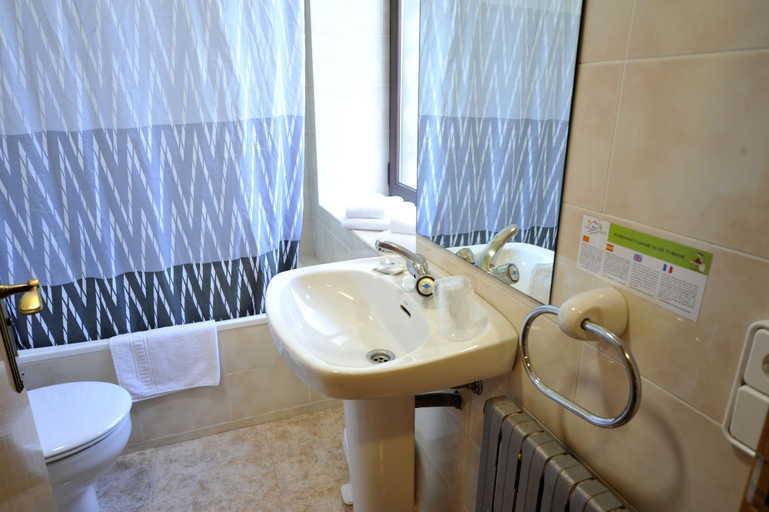Bathroom 4, Hostal Vall d'Aneu, Lleida
