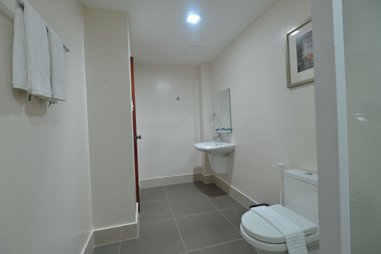 Bathroom 4, Royal Suites Condotel, Kalibo