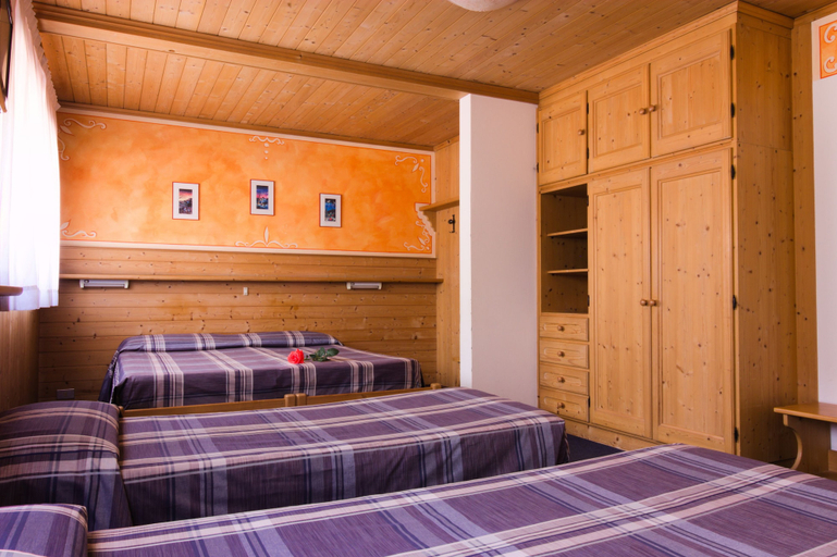 Bedroom 4, Hotel Centrale, Belluno