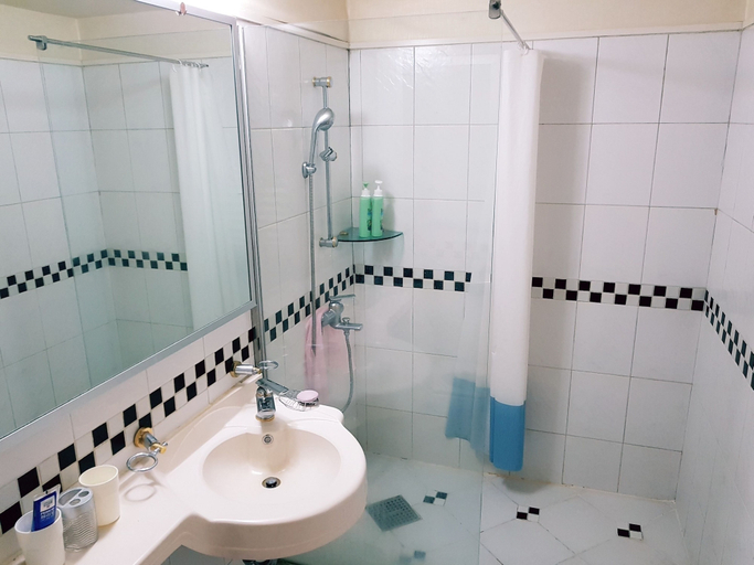 Bathroom 2, Justin House, Mapo
