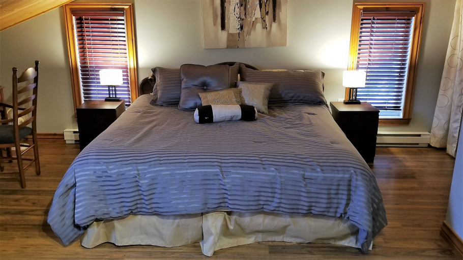 Bedroom 3, Duhamel Rock Cliff 3-Bedroom Waterfront Chalet, Les Laurentides
