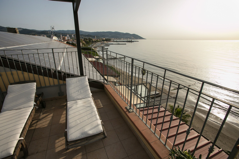 Exterior & Views 22