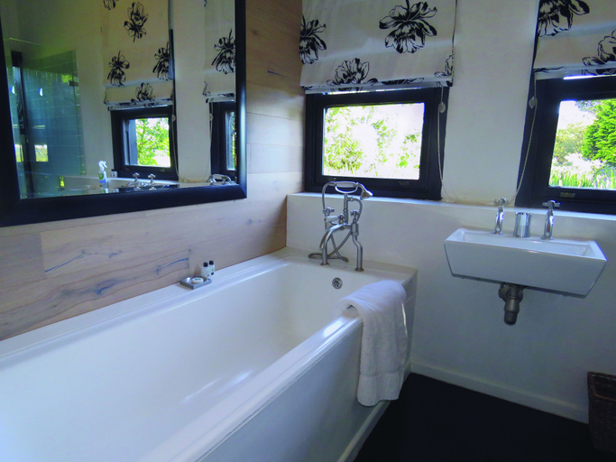 Bathroom 3, Rockwood Lodges, Umgungundlovu