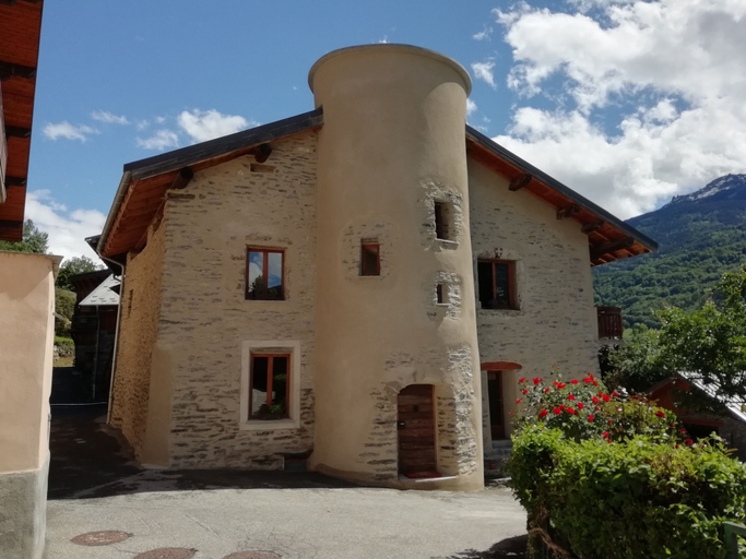 Exterior & Views