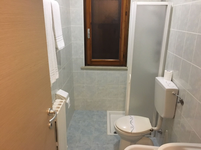 Bathroom 3, Blue Hotel Depandance, Mantua