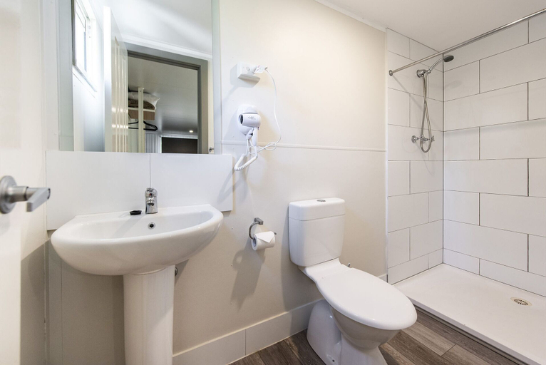 Bathroom 4, Banksia Tourist Park, Swan