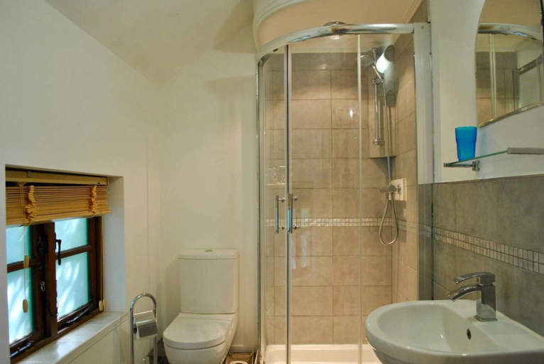 Bathroom 3, Squirrel Barn. Hi-spec. Hot tub & Wifi. Sleeps 14, Staffordshire