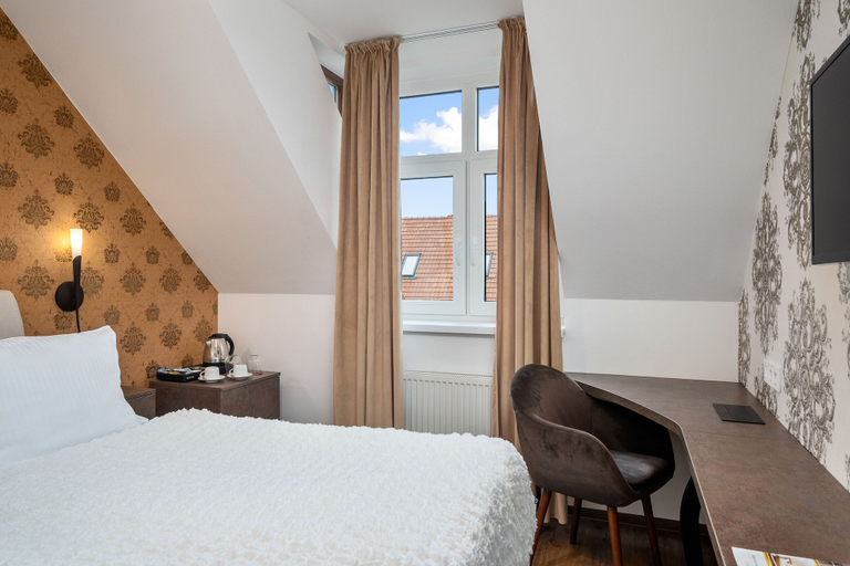 Bedroom 4, Hotel MAXPLAZA, Trnava
