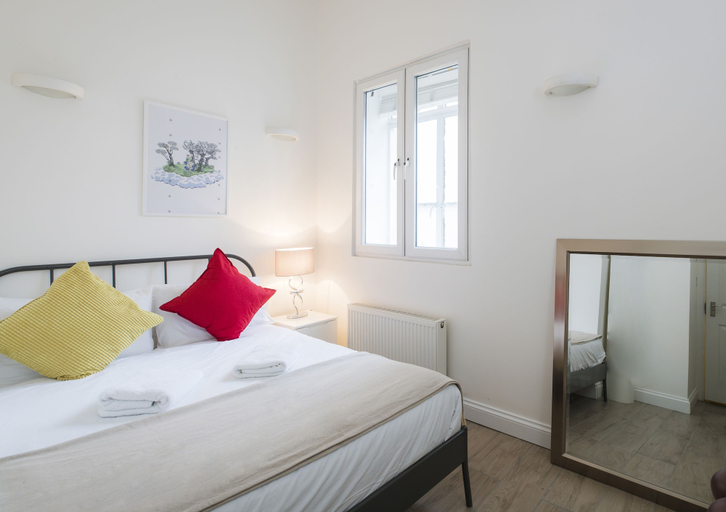Bedroom 2, Westbourne Gardens by Lime Street, London