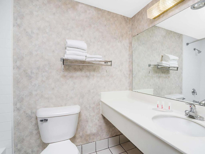 Bathroom, Blue Way Inn La crosse Extended Stay, La Crosse