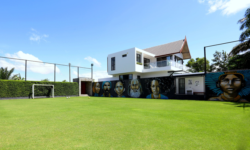 Exterior & Views
