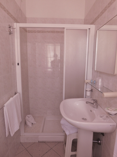 Bathroom 5, Albergo Locanda Maria, La Spezia