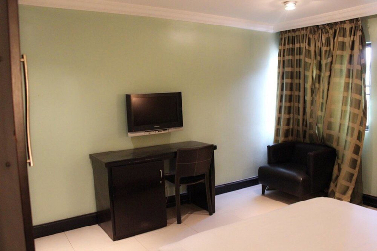 Others 5, The Hedge Suites, Eti-Osa