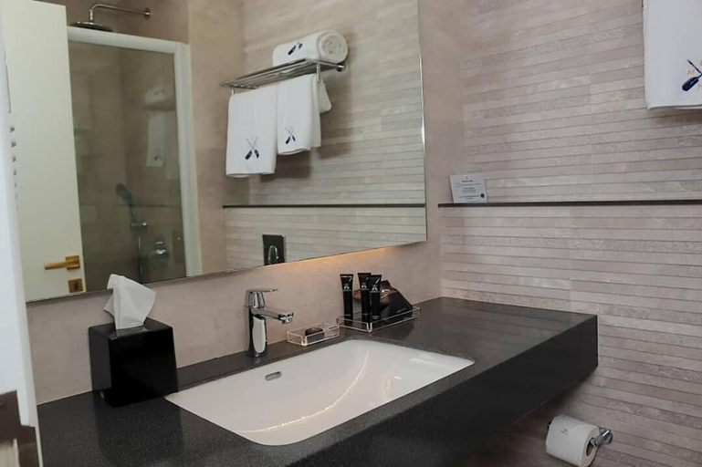 Bathroom 5, Mamba Point Hotel Freetown, Western Urban