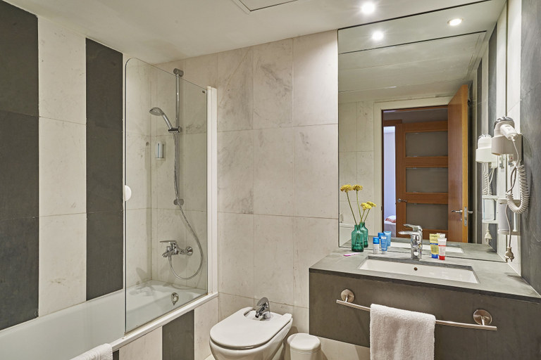 Bathroom 4, AinB Sagrada Familia Apartments, Barcelona