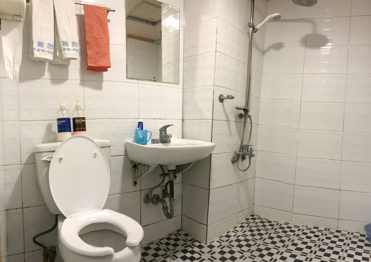 Bathroom 5, J Motel, Busanjin