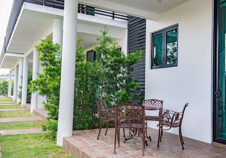 Exterior & Views 9