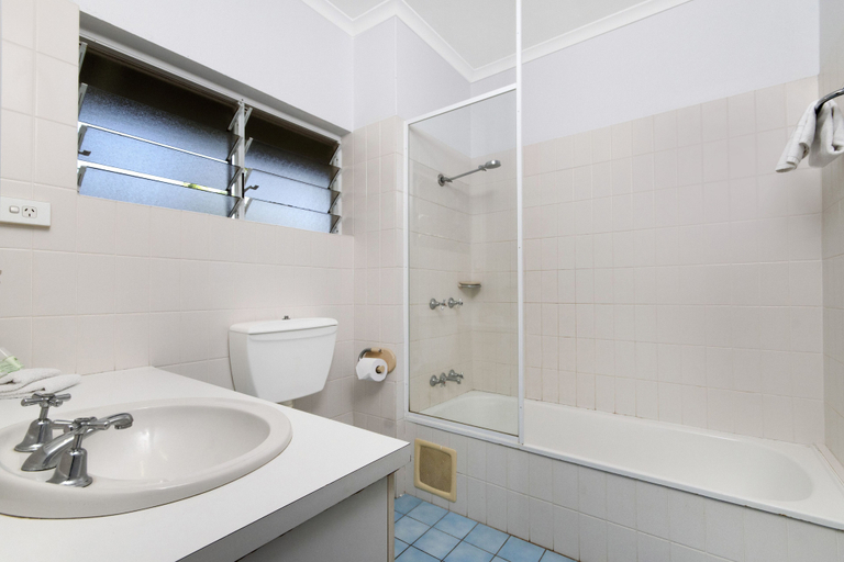 Bathroom 4, Nimrod Resort Apartments, Douglas