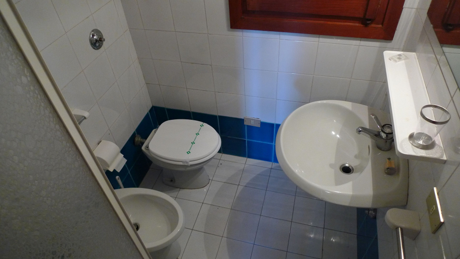 Bathroom 4, Villaggio Est, Nuoro
