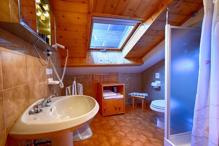 Bathroom 4, Meuble Cima Bianca Garni, Sondrio