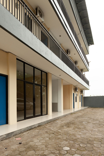 Exterior & Views 2, OYO 588 Richmond Guest House, Cirebon