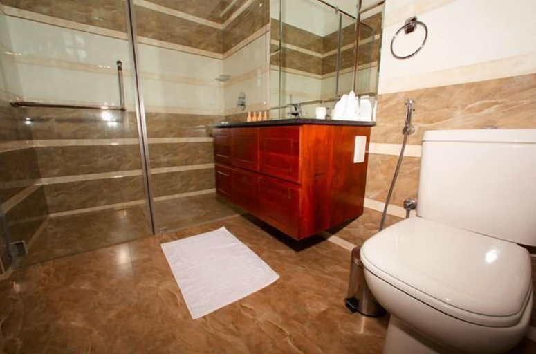 Bathroom, Ruins Chaaya Hotel, Thamankaduwa