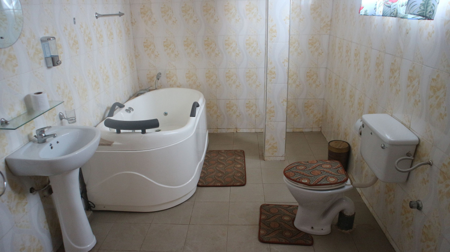 Bathroom 3, DeeGold Guest Home, Accra
