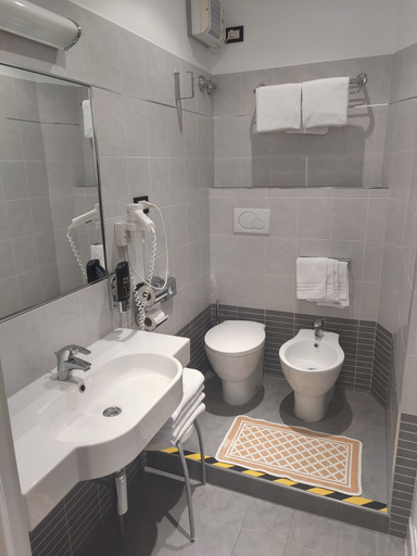Bathroom 4, Hotel Roma, Trieste