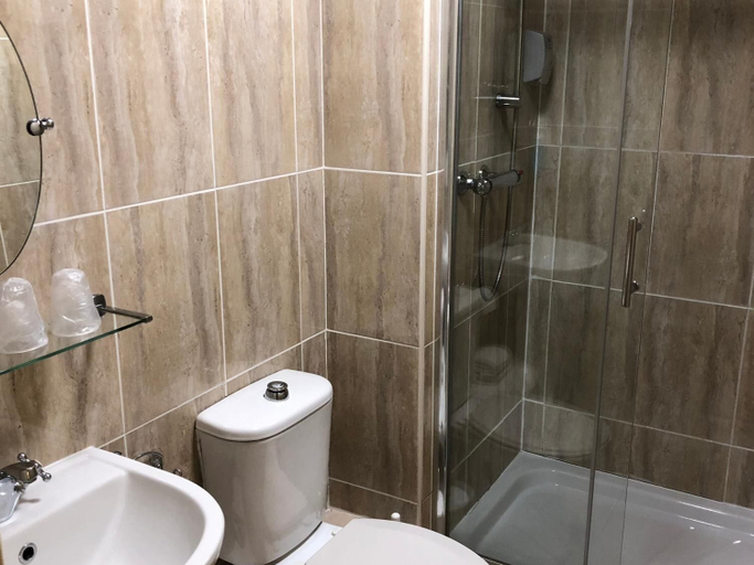 Bathroom 3, George Hotel, Hertfordshire