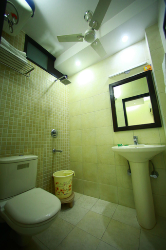 Bathroom 3, Sundeep Inn, Delhi