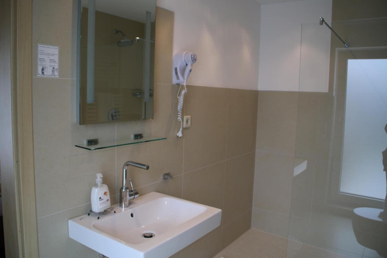 Bathroom 4, Garten Hotel Bonn, Bonn