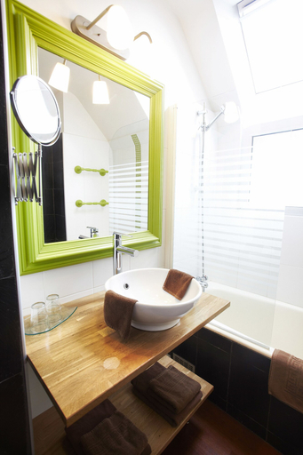 Bathroom 4, Carnac Lodge Hotel & Spa, Morbihan